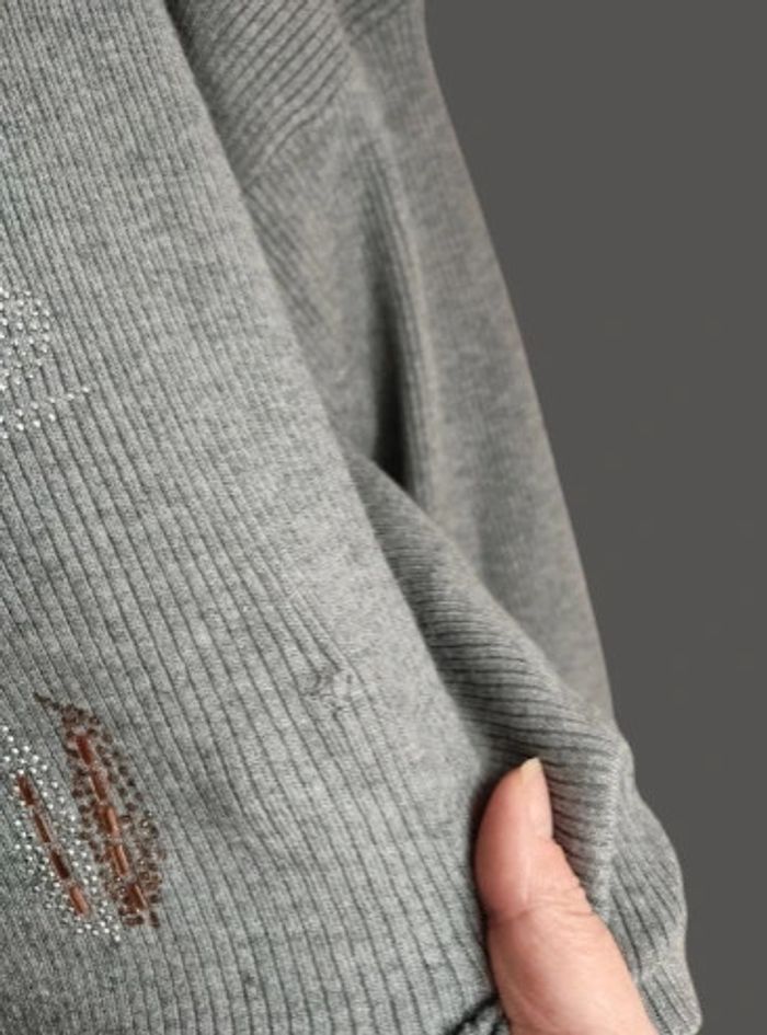Pull gris plumes d'une valeur de 69.95€ - photo numéro 3