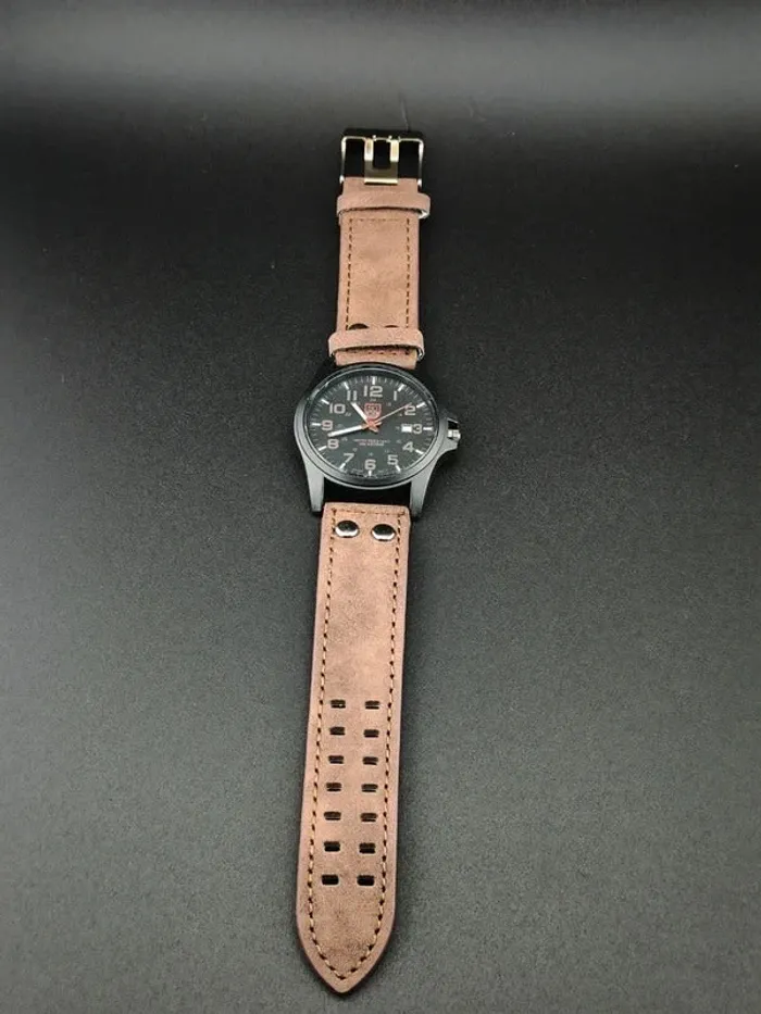 Montre marron foncé, technique, cadran noir - photo numéro 3