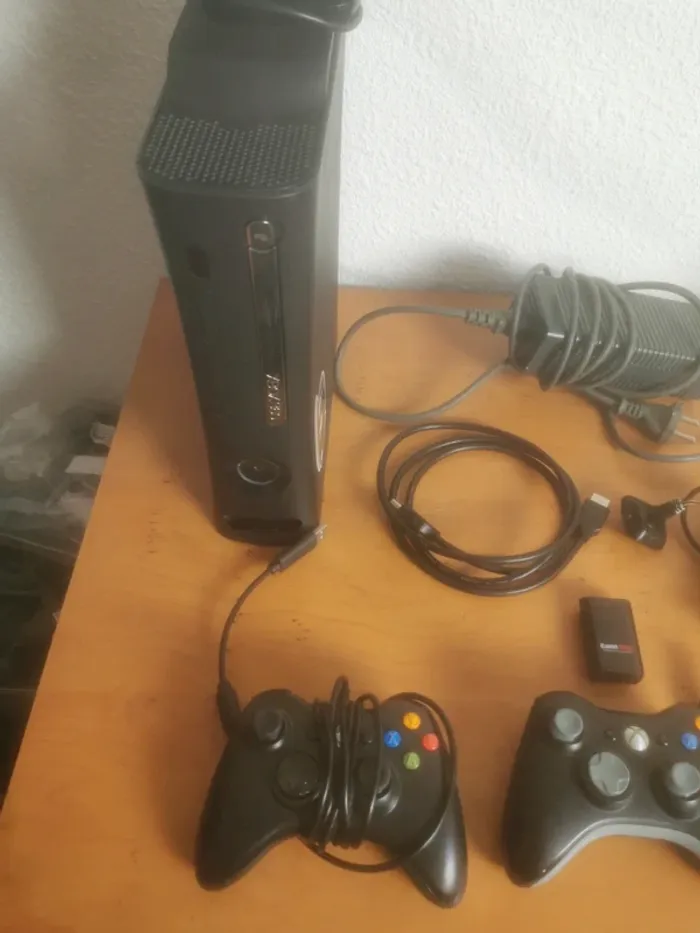Xbox360 +2 manettes +kinect - photo numéro 3