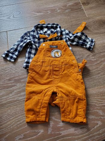 Ensemble salopette et chemise.