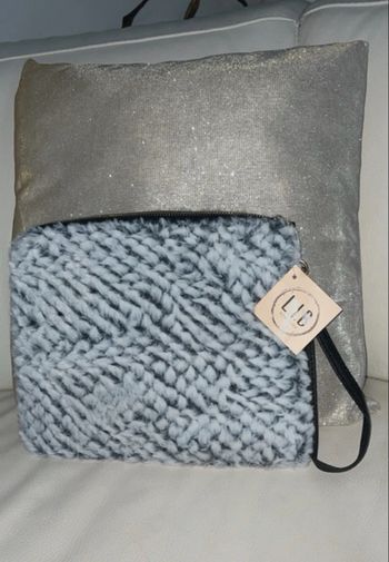 LIB NEW YORK - Pochette Wristlet - Neuve avec étiquette - Gris/Noir Fausse Fourrure