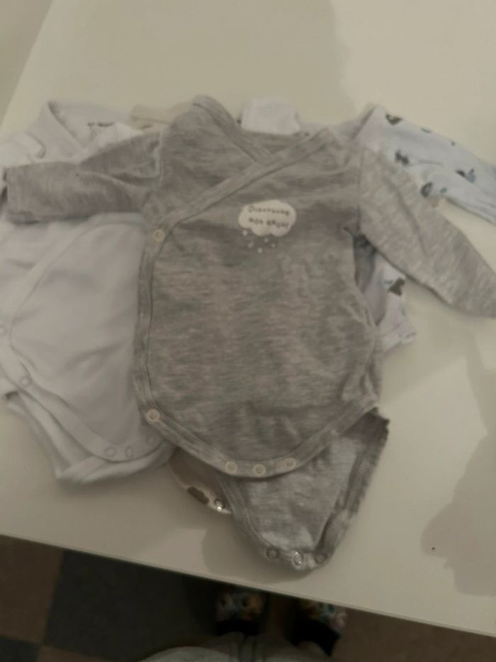 Lot bodies 1 mois - photo numéro 4