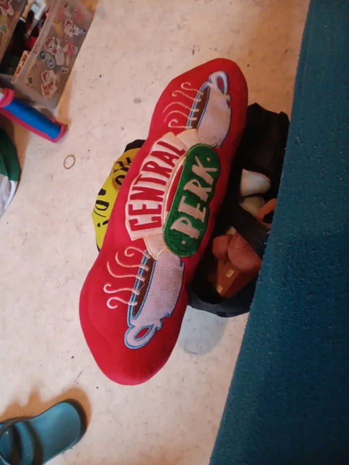 Peluche coussin logo central perk friends pas vinted go