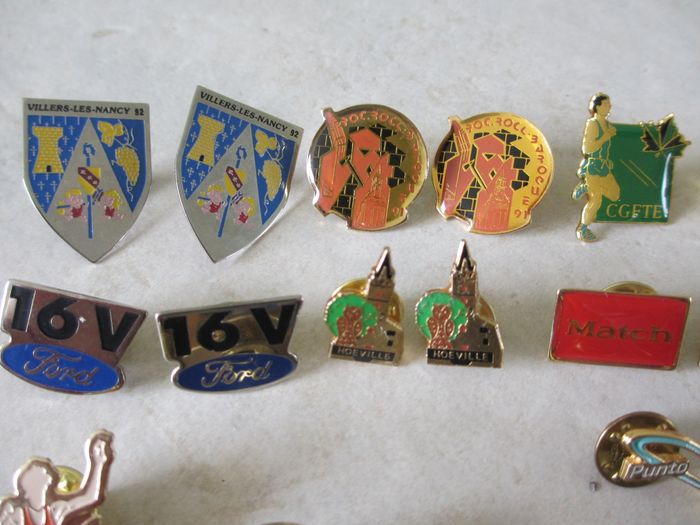 Lot de 35 pin’s années 1990 - photo numéro 2