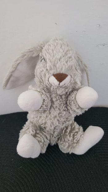 Peluche lapin JUMI gris blanc assis