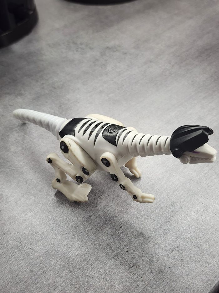 Figurine de dinosaure blanc - photo numéro 2