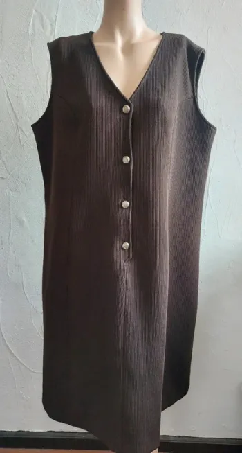 Robe sans manches marron avec boutons Taille 52