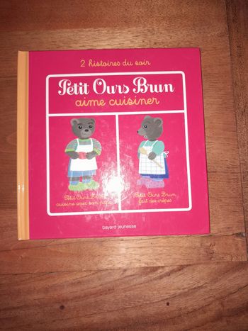 Petit ours brun aime cuisiner