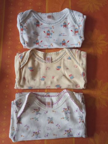 Lot de 3 BODYS (manches courtes) en taille 6 mois