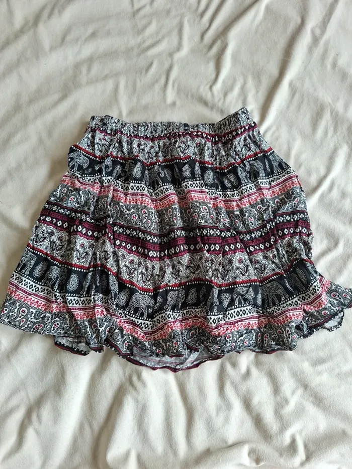 jupe fluide à motif, blanc, noir rouge, taille 36, marque New Look, en très bon état - photo numéro 5