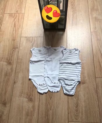 Lot 3bodies sans manches 9mois Kiabi