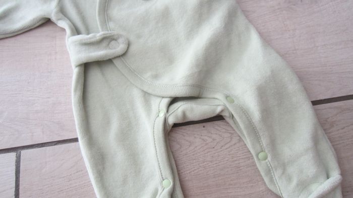 Grenouillere naissance bébé plume de coloris vert pastel - photo numéro 5