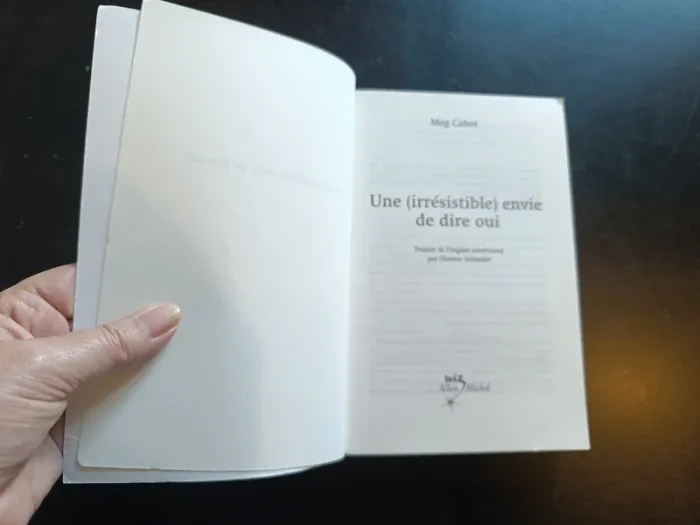 Livre UNE (IRRESISTIBLE) ENVIE DE DIRE OUI - Meg Cabot - photo numéro 2
