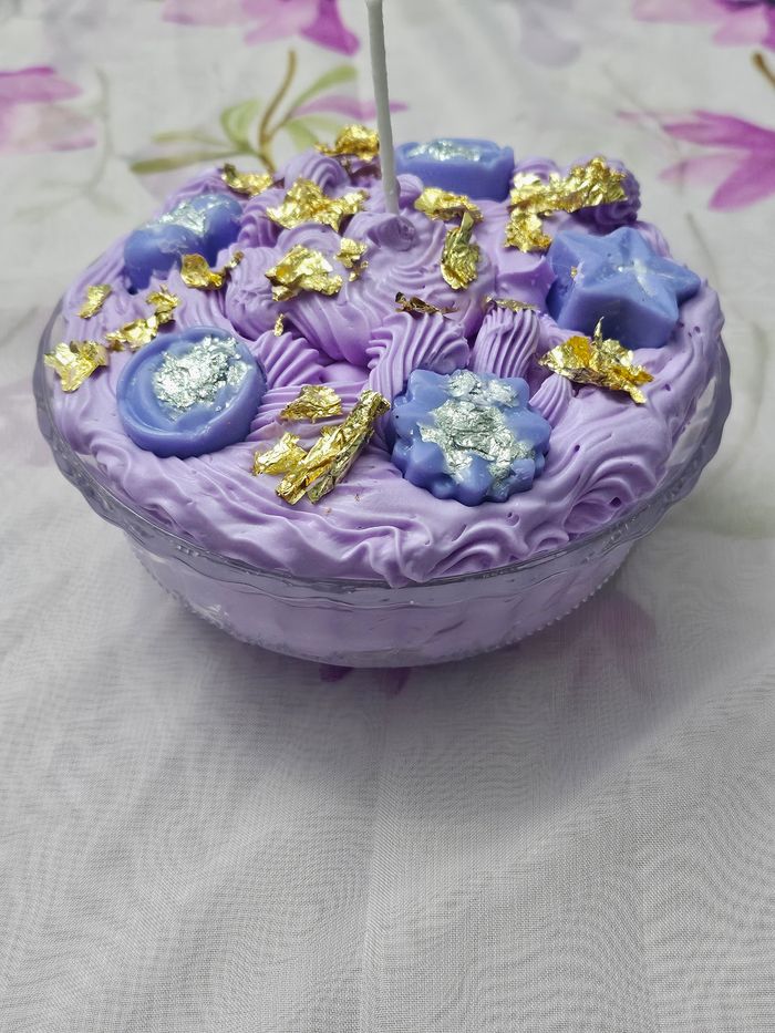 Bougie gourmande a la violette - photo numéro 2