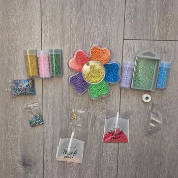Lot de perles multicolore + 1 aiguille + lot de fermoir+ fils