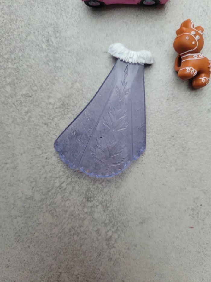 Lot de jouet dinsey voiture breloque cape essai de la reine des neige miniature - photo numéro 3