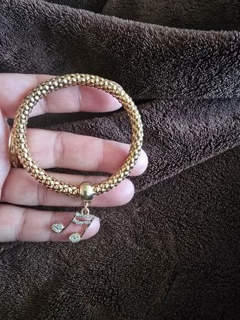 Bracelet doré avec note musical