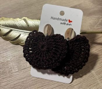 Boucles d’oreilles cœurs marron au crochet 