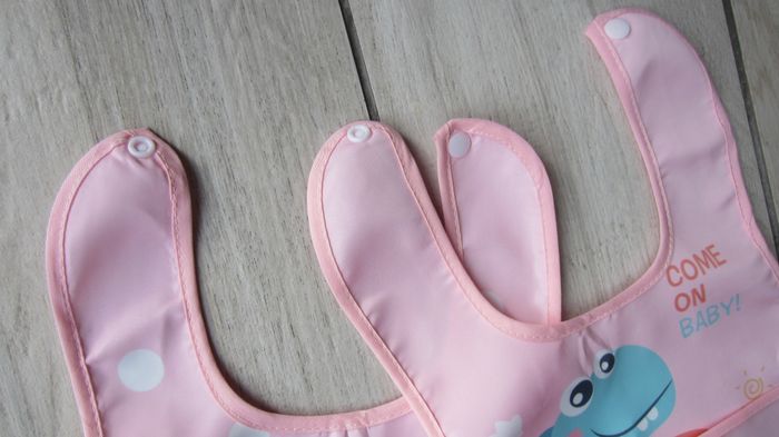 Lot de 2 bavoirs neufs - photo numéro 2