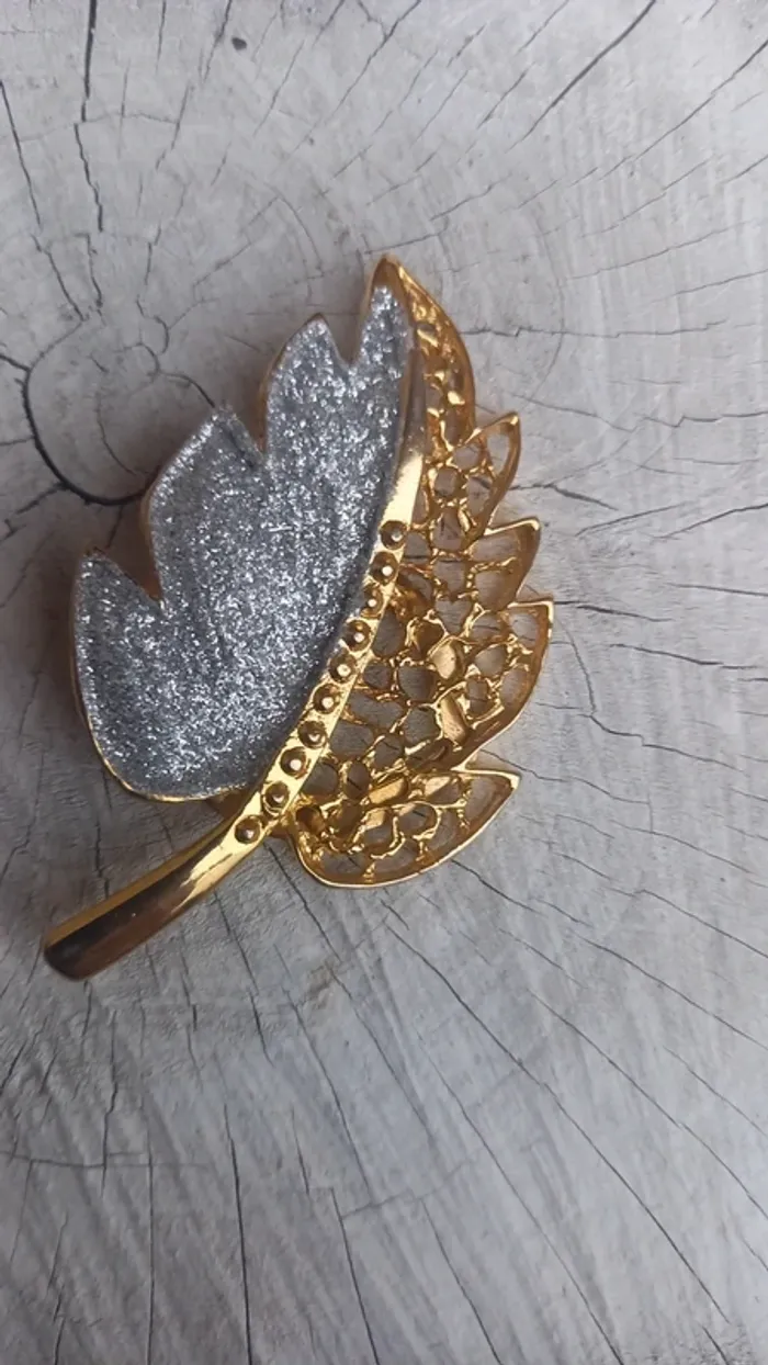 Broche vintage dorée foulard - photo numéro 2