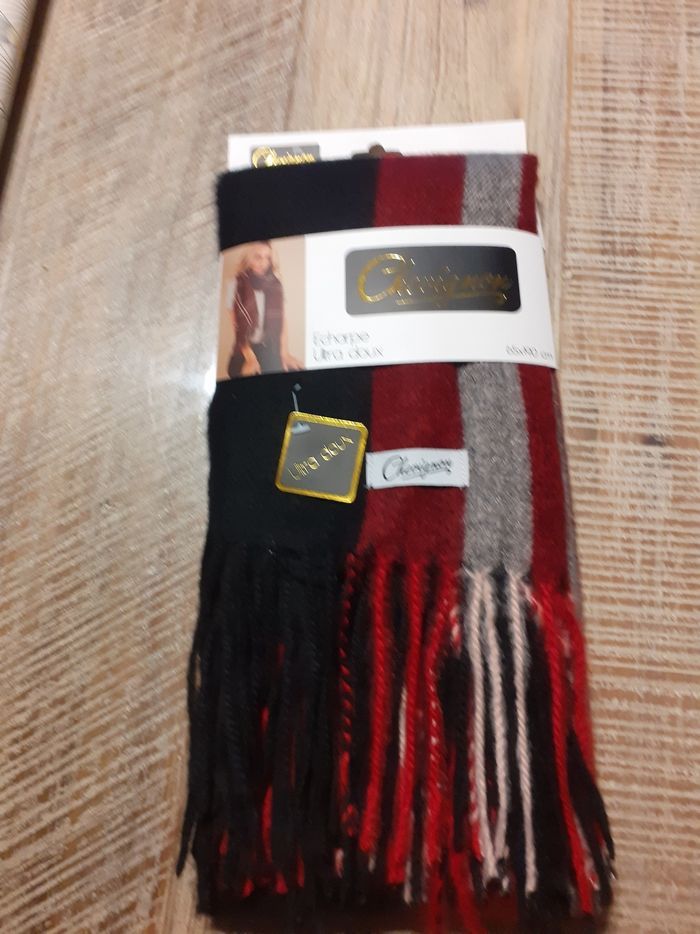 Écharpe marque chevignon - photo numéro 2