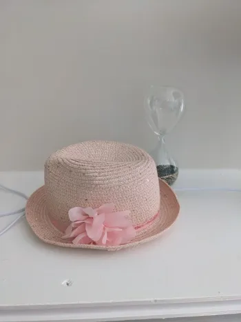 Chapeau fille avec fleurs