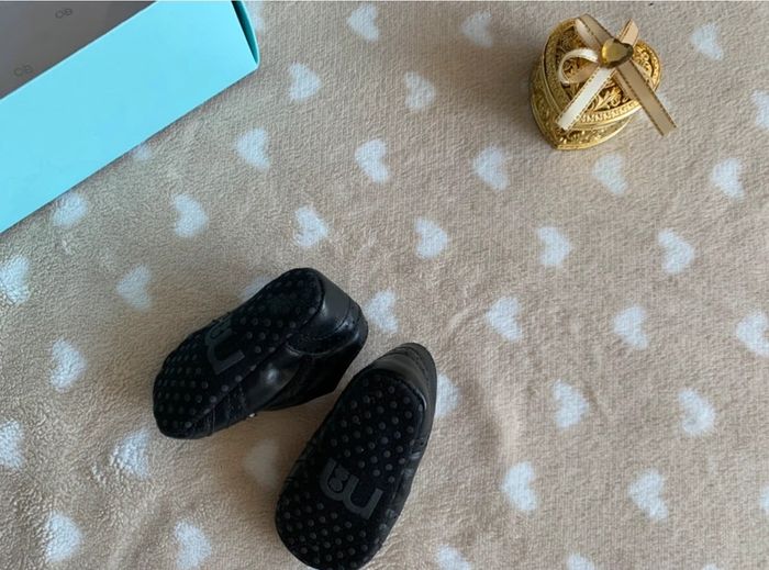 Lot chaussons noirs t18 et baskets bebe t21😺 - photo numéro 3