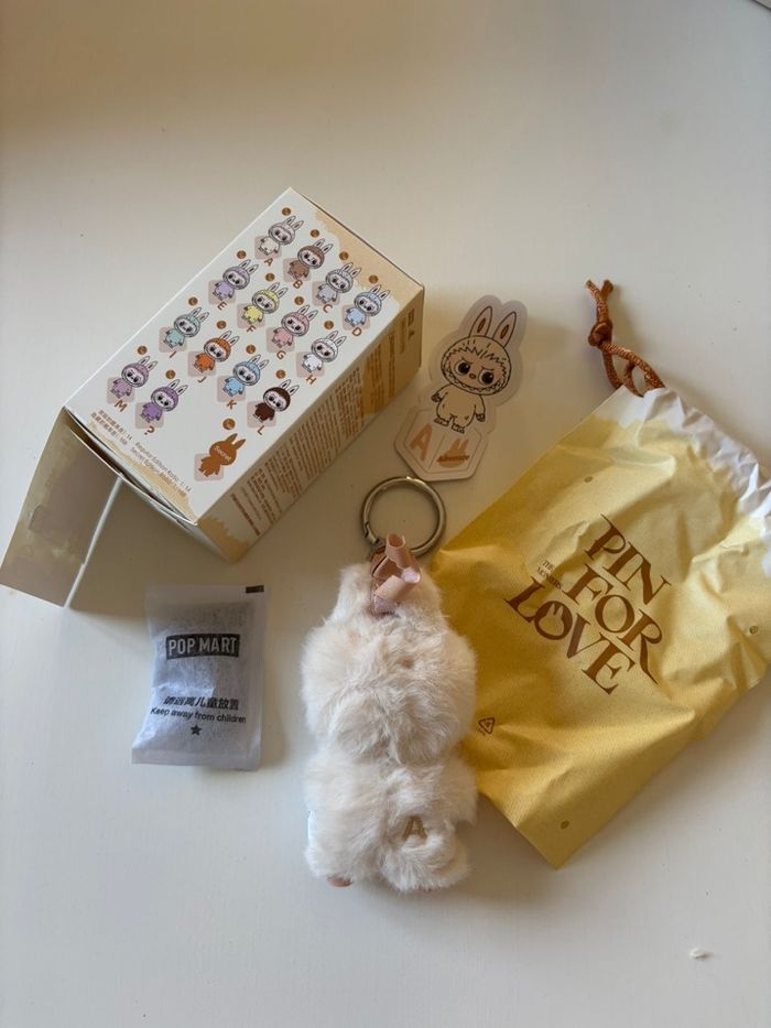 PopMart Labubu The Monsters Pin For Love « A » - photo numéro 2