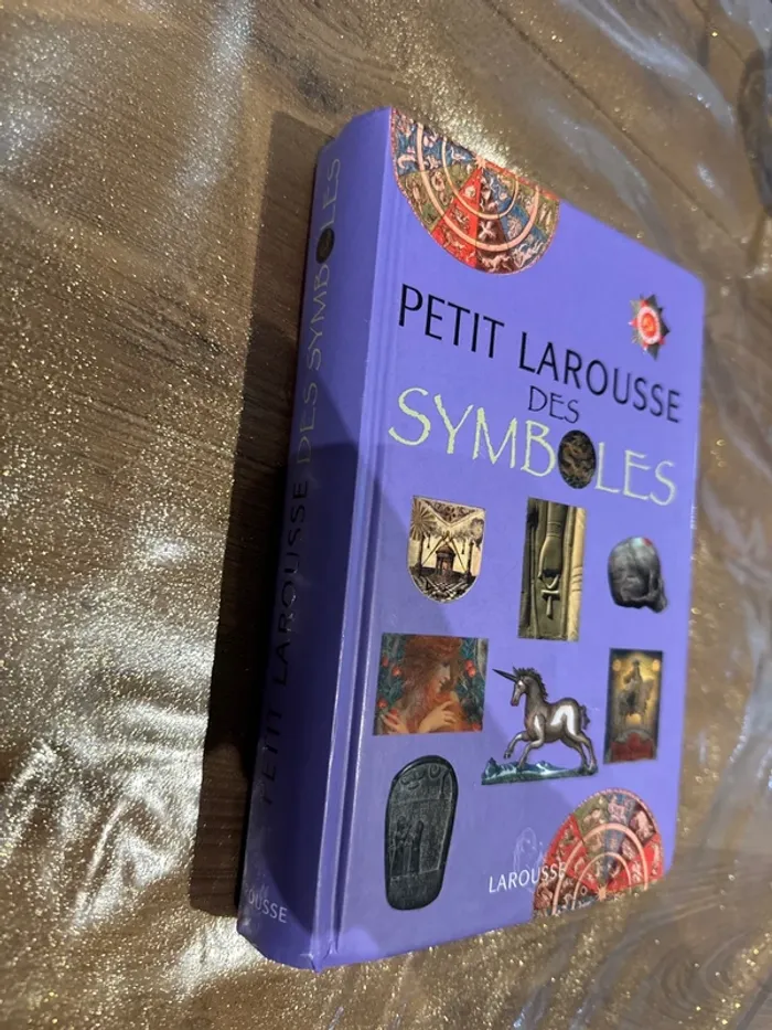 Livre Petit Larousse, des symboles - photo numéro 2
