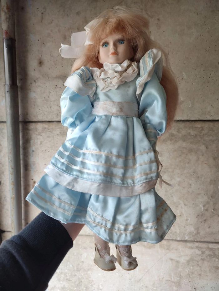 Poupée porcelaine