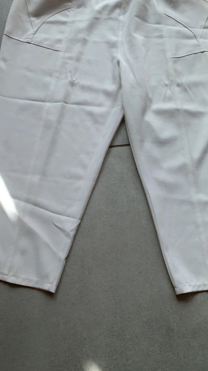 Pantalon court pantacourt évasé blanc taille 7 mais ajustable élastique en très bon état - photo numéro 2