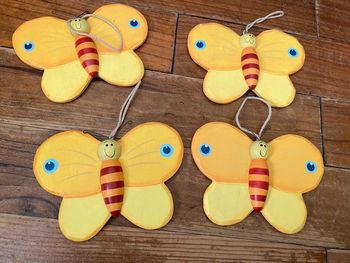 Lot de 4 papillons en bois à accrocher