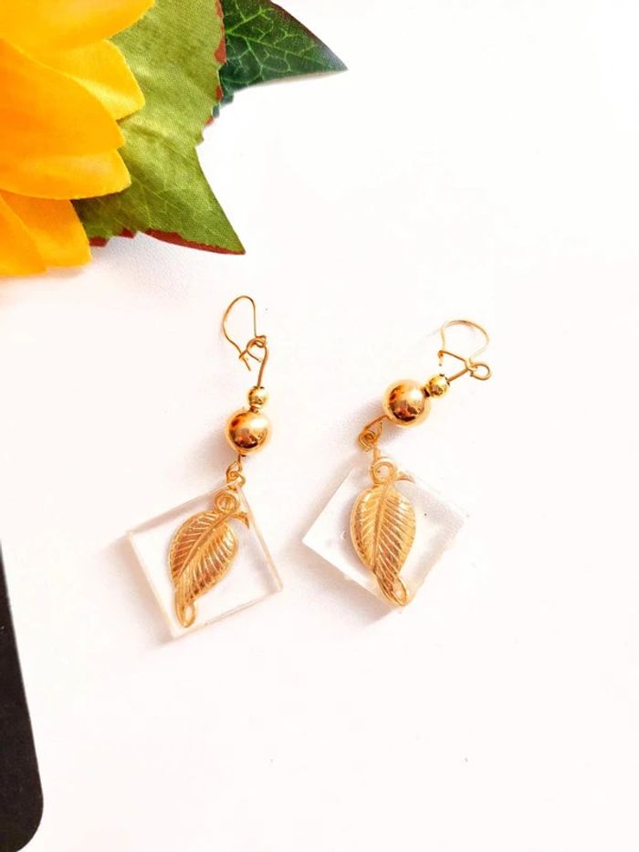 Boucle d'oreilles en résine doré style vintage - photo numéro 3