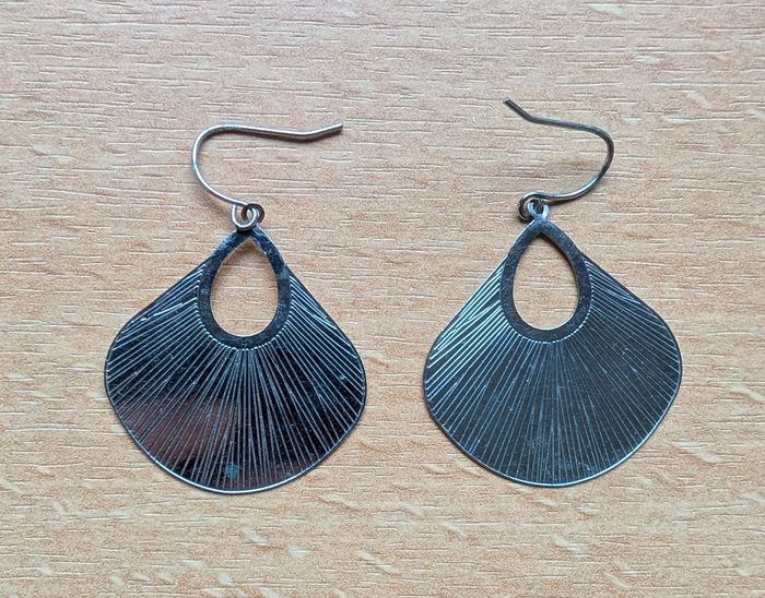 Boucles d'oreilles pendantes argentées gravées - photo numéro 1