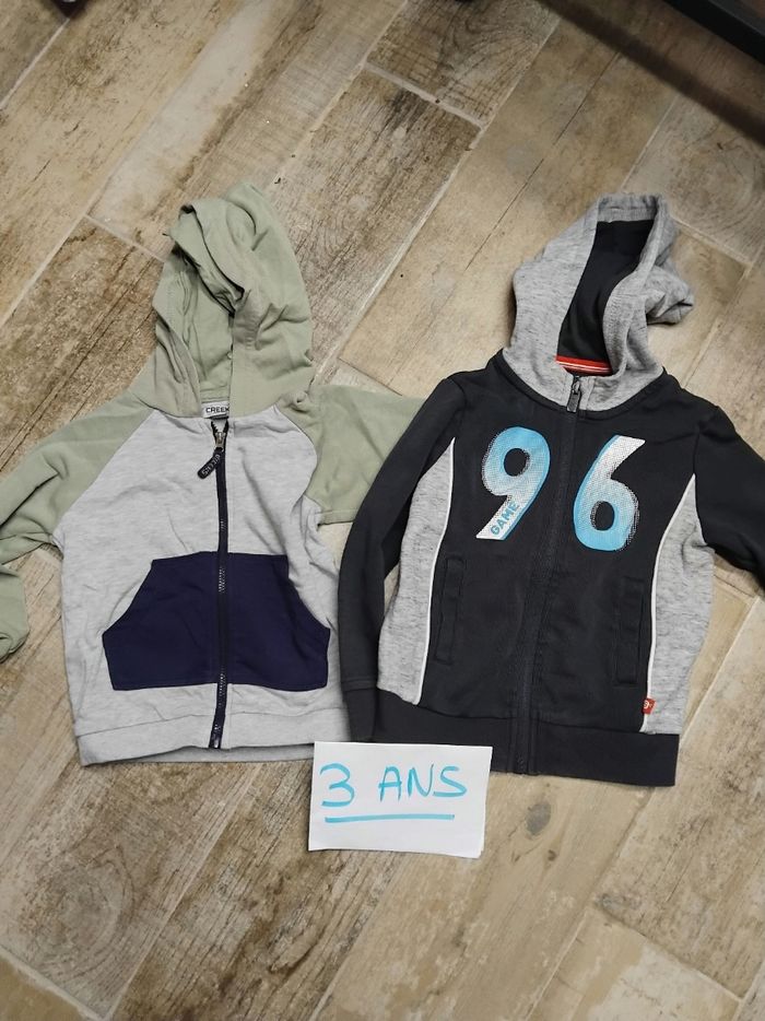 Lot de 2 pulls zippé a capuche garçon taille 3 ans bon état 1 okaidi et 1 Creeks
