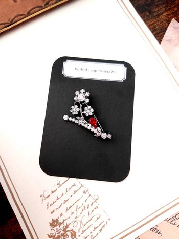 Magnifique broche vintage à strass blanc et rouge