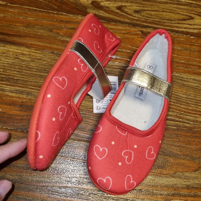 superbes chaussons fille taille 34 🎁 neuf 🎁 également dispo en taille 35 - photo numéro 4