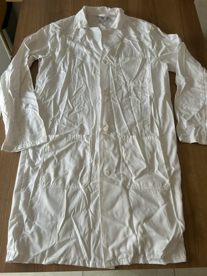 Blouse blanche avec boutons et poches