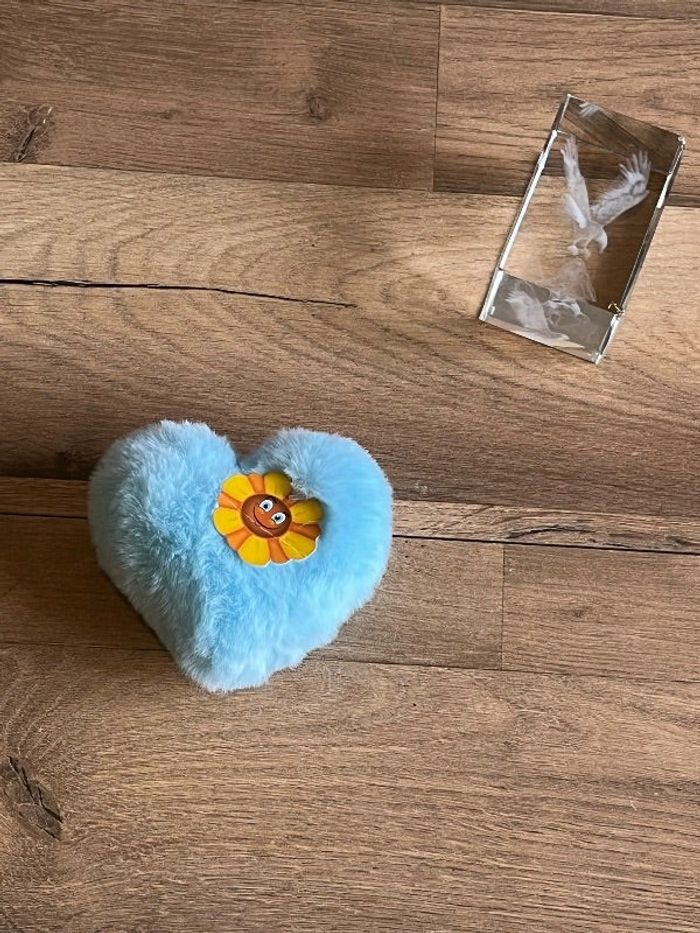 Je vend une peluche en forme de cœur bleu avec étiquette