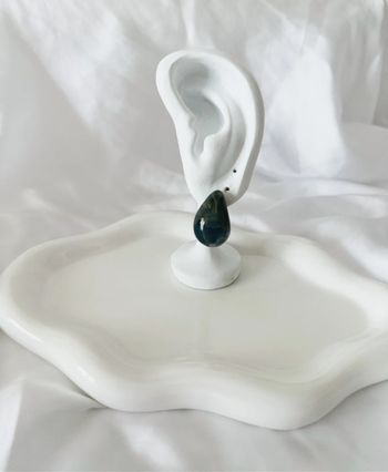 Boucles d’oreilles gouttes en résine bleues et éclats dorés