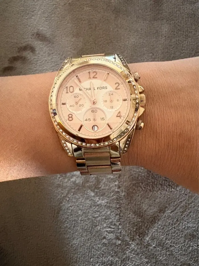 Montre Michael Kors. Rose doré en bon état - photo numéro 7