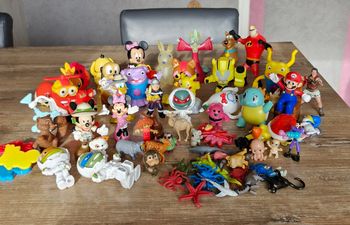 Gros lot de figurines diverses  ( + de 60 pièces  )