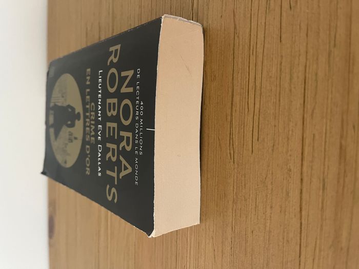 Crime en lettres d'or - Nora Roberts - photo numéro 5