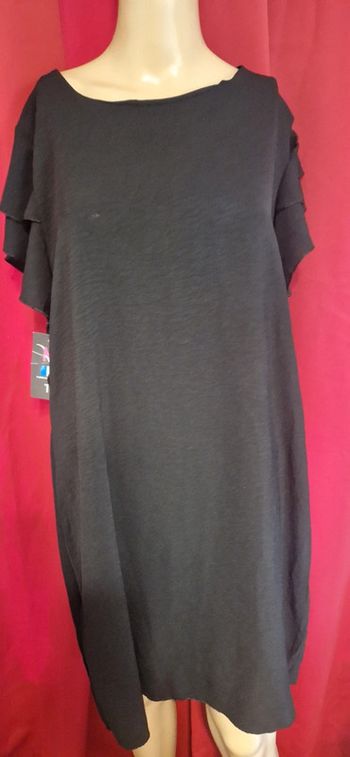 Jolie robe noire taille 3