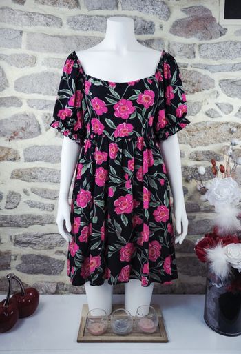 Robe évasée noire à grandes roses fushia Femme Taille 54 marque Missguided 🌺