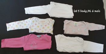 Lot 5 bodies 6 mois