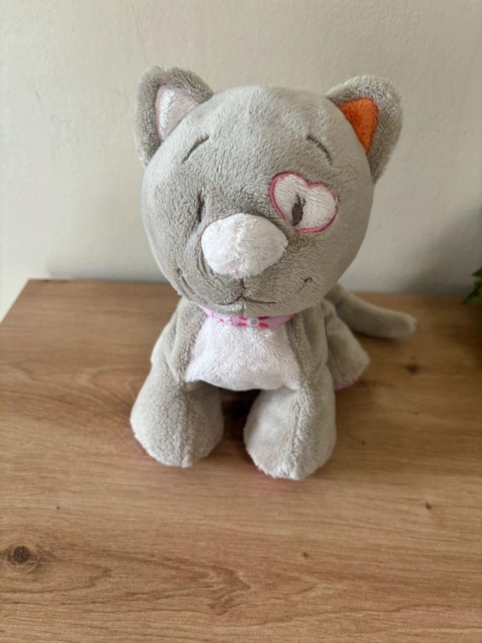 Doudou peluche chat gris noeud rose fleurs cœurs noukies - photo numéro 2