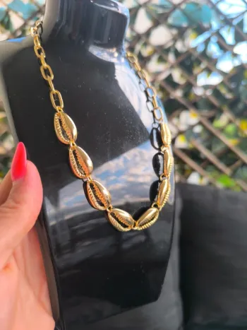 Collier coquillage doré , neuf, idée cadeau