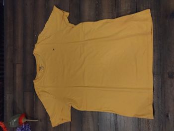 T-shirt Tommy Hilfiger jaune moutarde garçon 16/18 ans – Manches courtes coton – Très bon état