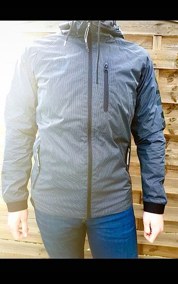 Veste coupe-vent imperméable à capuche de la marque Tech Sélection de Pull&Bear.